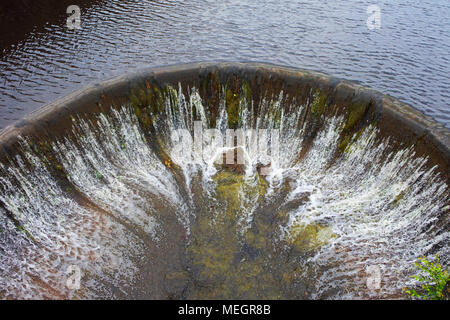 Il lago defluisce in Huelgoat, Brittany, Francia - Giovanni Gollop Foto Stock