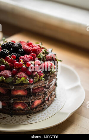 Freschi e deliziosi fatti in casa uno strato di fragole torta. Concetto di dessert. Foto Stock