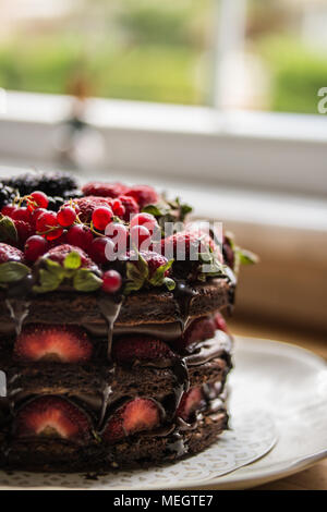 Freschi e deliziosi fatti in casa uno strato di fragole torta. Concetto di dessert. Foto Stock