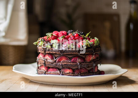 Freschi e deliziosi fatti in casa uno strato di fragole torta. Concetto di dessert. Foto Stock