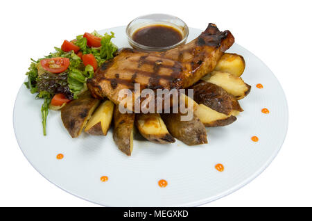 Bistecche alla griglia, patate al forno e verdure Foto Stock