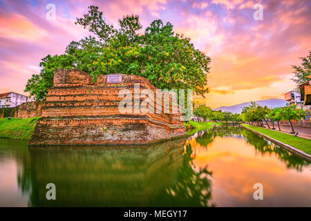 Chiang Mai, Thailandia vecchia città antiche mura e fossato al crepuscolo. Foto Stock