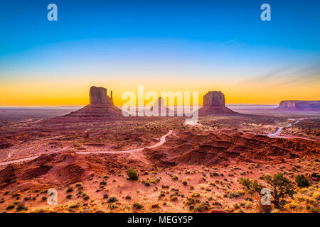 Il Monument Valley, Arizona, Stati Uniti d'America all'alba. Foto Stock