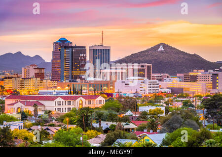 Tucson, Arizona, Stati Uniti d'America skyline del centro con picco di sentinella al crepuscolo. (Cima "A" per " Arizona') Foto Stock