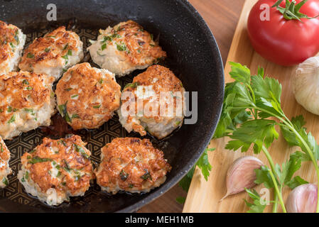 Fried cotolette in una padella. Foto Stock