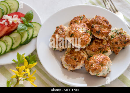 Tritata fritte cotolette su una piastra. Foto Stock