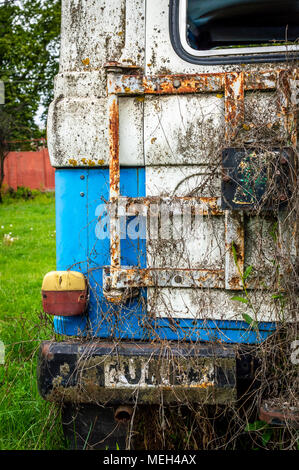 Abbandonato rusty auto colorate in blu il vetro rotto vecchia lampada di coda Foto Stock