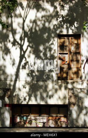 La luce del sole gettato ombra sulla finestra e edificio, Poblenou, Barcellona, in Catalogna, Spagna Foto Stock