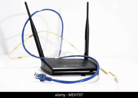 Il nero di un router internet. Isolato su sfondo bianco. Foto Stock