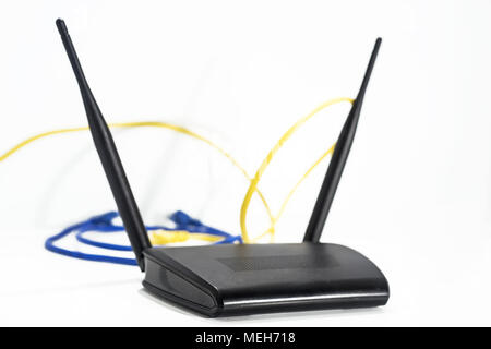 Il nero di un router internet. Isolato su sfondo bianco. Foto Stock