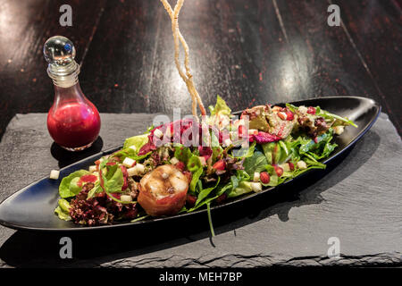 Insalata verde servita con vareity di frutta Foto Stock
