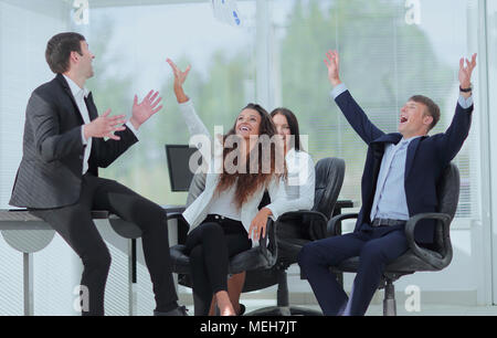 Il team Aziende per celebrare la loro vittoria. Foto Stock