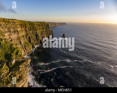 Bellissima Scenic antenna fuco vista dell Irlanda Scogliere di Moher nella contea di Clare. Il tramonto sopra le scogliere di Moher. Epic rurali irlandesi paesaggio di campagna Foto Stock