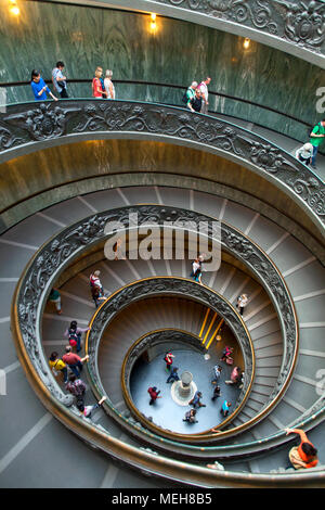 Bramante scala a chiocciola, Musei Vaticani, Città del Vaticano, Roma, Italia Foto Stock