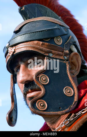 Ritratto di un soldato romano che indossa un casco di cuoio, Roma, Italia Foto Stock