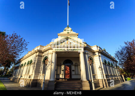 Vista dello storico 1881 camere di consiglio edificio nella città di Wagga Wagga, Nuovo Galles del Sud, Australia. Foto Stock