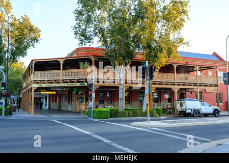Veduta della facciata e il suo Pizzo avvolgente balcone e veranda del tardo XIX secolo Union Club Hotel nella città di Wagga Wagga, New South Wa Foto Stock