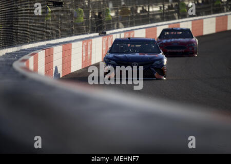 Richmond, Virginia, Stati Uniti d'America. 22 apr, 2018. Aprile 21, 2018 - Richmond, Virginia, Stati Uniti d'America: Denny Hamlin (11) Le gare off la svolta durante la Toyota proprietari 400 a Richmond Raceway in Richmond, Virginia. Credito: Stephen A. Arce/ASP/ZUMA filo/Alamy Live News Foto Stock