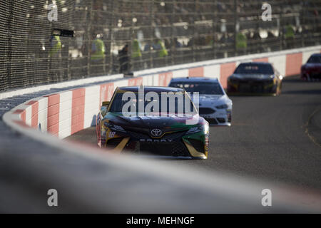 Richmond, Virginia, Stati Uniti d'America. 22 apr, 2018. Aprile 21, 2018 - Richmond, Virginia, Stati Uniti d'America: Kyle Busch (18) Le gare off la svolta durante la Toyota proprietari 400 a Richmond Raceway in Richmond, Virginia. Credito: Stephen A. Arce/ASP/ZUMA filo/Alamy Live News Foto Stock