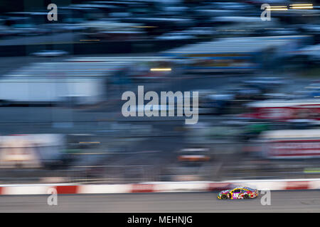 Richmond, Virginia, Stati Uniti d'America. 22 apr, 2018. Aprile 21, 2018 - Richmond, Virginia, Stati Uniti d'America: Kyle Busch (18) Le gare off la svolta durante la Toyota proprietari 400 a Richmond Raceway in Richmond, Virginia. Credito: Stephen A. Arce/ASP/ZUMA filo/Alamy Live News Foto Stock