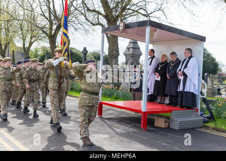 Cadetti dalla regina del reggimento Lancashire marzo passato il palco durante il servizio per commemorare l anniversario di Anzac Day - Warrington, Regno Unito, 22 aprile 2018. Esercito di Warrington Cadetti salutare il vice sindaco mentre marching passato il palco su Anzac Day in soldati' Angolo del cimitero di Warrington domenica 22 aprile 2018 Credit: John Hopkins/Alamy Live News Foto Stock