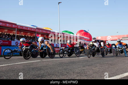 Londra, Regno Unito. 22 apr, 2018. Gli atleti con carrozzina competere durante la maratona di Londra 2018 a Londra, in Gran Bretagna il 22 aprile 2018. Credito: Xu Hui/Xinhua/Alamy Live News Foto Stock