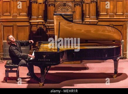 Hastings, Sussex, Regno Unito, 22 aprile 2018. Pianista concertista Oliver Poole dà un recital di musica su una Phoenix pianoforte presso il Teatro Opus Hastings Sussex. Credito: charlie bryan/Alamy Live News Foto Stock