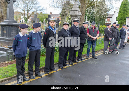 I bambini e i funzionari di Warrington mare cadetti stand in linea con la ex-combattenti a soldati' Corner durante il servizio per commemorare l anniversario di Anzac Day - Warrington, Regno Unito, 22 aprile 2018. L'Anniversario di Anzac Day è stato commemorato domenica 22 aprile 2018 soldati nell' angolo del cimitero di Warrington quando il vice sindaco, Cllr Karen Mundry, Cadetti dalla regina del reggimento Lancashire, Warrington Cadetti del mare e molti veterani sono state presenze in credito: John Hopkins/Alamy Live News Foto Stock
