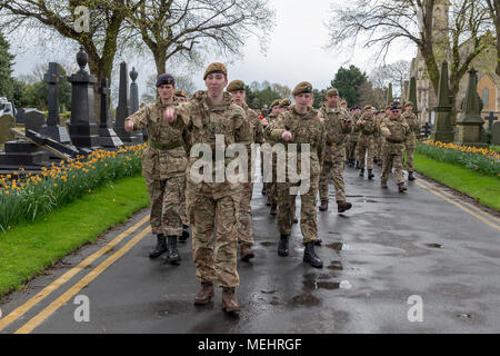 Cadetti dalla regina del reggimento Lancashire marzo in posizione prima del servizio per commemorare l anniversario di Anzac Day - Warrington, Regno Unito, 22 aprile 2018. L'Anniversario di Anzac Day è stato commemorato domenica 22 aprile 2018 soldati nell' angolo del cimitero di Warrington quando il vice sindaco, Cllr Karen Mundry, Cadetti dalla regina del reggimento Lancashire, Warrington Cadetti del mare e molti veterani sono state presenze in credito: John Hopkins/Alamy Live News Foto Stock