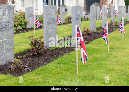 Righe di tombe per i caduti morti con unione bandiere nel soldato' Angolo del cimitero di Warrington per l anniversario di Anzac Day - Warrington, Regno Unito, 22 aprile 2018. L'Anniversario di Anzac Day è stato commemorato domenica 22 aprile 2018 soldati nell' angolo del cimitero di Warrington quando il vice sindaco, Cllr Karen Mundry, Cadetti dalla regina del reggimento Lancashire, Warrington Cadetti del mare e molti veterani sono state presenze in credito: John Hopkins/Alamy Live News Foto Stock