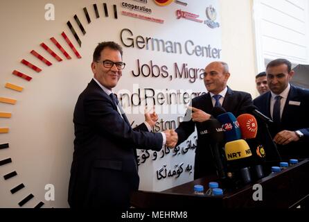 22 aprile 2018, Erbil Iraq: Gerd Müller (CSU), il ministro dello Sviluppo, apre una migrazione centro di consulenza con Ali Sindi, ministro della pianificazione. Müller tiene colloqui politici in Iraq e permetterà di visitare i progetti di aiuto. Foto: Kay Nietfeld/dpa Foto Stock