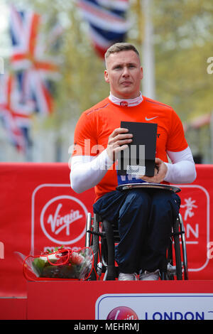 Londra, UK, 22 aprile 2018. David Weir (GBR) sul podio durante la cerimonia di premiazione per il denaro Virgin London Marathon Uomini gara su sedia a rotelle, il Mall, Londra, Regno Unito. Weir finito in 1:31:15 dopo un incredibile sprint davanti alla Svizzera di Marcel abbraccio e American Daniel Romanchuk. Con tre atleti impegnativo per la corona, Weir bordato in avanti verso il basso il Mall e spostato nella parte anteriore di abbraccio e Romanchuk con il nastro in vista per sigillare il suo ottavo vict Credito: Michael Preston/Alamy Live News Foto Stock