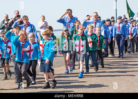Bournemouth, Dorset, Regno Unito 22 aprile 2018. Il clima caldo e soleggiato di centinaia di persone si sono trasformate in una sfilata di scouts per il giorno di San Giorgio a Bournemouth. Giovani ragazzi e ragazze scout cuccioli castori celebrare San Giorgio giorno partecipando alla processione. Castori e cuccioli scout cuccioli con le loro schermature fatte in casa in cartone. Air Scout. Credit: Carolyn Jenkins/Alamy Live News Foto Stock