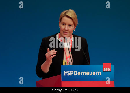 Wiesbaden, Germania. Il 22 aprile 2018. Franziska Giffey il Ministro federale per gli Affari familiari, cittadini anziani, donne e giovani affronta la convenzione di partito. Andrea Nahles, il leader del gruppo parlamentare della SPD nel Bundestag (Parlamento tedesco) è stato eletto nuovo presidente della SPD (partito socialdemocratico tedesco). Credito: Michael Debets/Alamy Live News Credito: Michael Debets/Alamy Live News Foto Stock