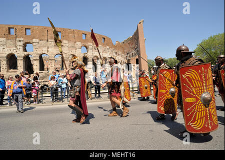 Roma, Italia. Il 22 aprile, 2018. Natale di Roma in Roma, Italia. Roma celebra il 2771st anniversario della fondazione della città nel XXI Aprile del 753 A.C. Il corteo storico per le strade di Roma. Le persone sono vestite di antichi costumi romani. Credito: Vito Arcomano/Alamy Live News Foto Stock