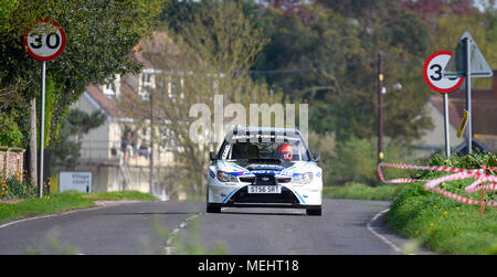 Melvyn Evans conducente e Sean Hayde co racing driver Subaru Impreza WRC nel chiuso strada pubblica Corbeau sedi nel Rally Bradfield, Tendring & Clacton Foto Stock