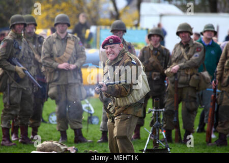 Morley, Leeds, Regno Unito - 22 aprile 2018. La seconda guerra mondiale la rievocazione di due gruppi sono state eseguendo visualizza e sparare le loro armi da fuoco vintage, qui illustrato è un esercito britannico soldato. Credito: Andrew Gardner/Alamy Live News Foto Stock