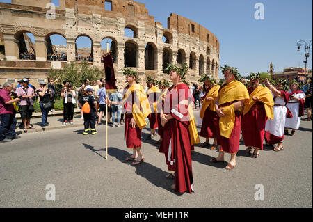 Roma, Italia. Il 22 aprile, 2018. Natale di Roma in Roma, Italia. Roma celebra il 2771st anniversario della fondazione della città nel XXI Aprile del 753 A.C. Il corteo storico per le strade di Roma. Le persone sono vestite di antichi costumi romani. Credito: Vito Arcomano/Alamy Live News Foto Stock