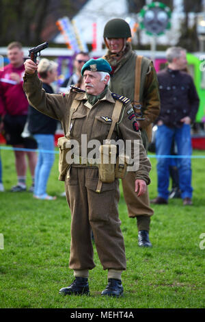 Morley, Leeds, Regno Unito - 22 aprile 2018. La seconda guerra mondiale la rievocazione di due gruppi sono state eseguendo visualizza e sparare le loro armi da fuoco vintage, qui illustrato è un esercito britannico soldato. Credito: Andrew Gardner/Alamy Live News Foto Stock