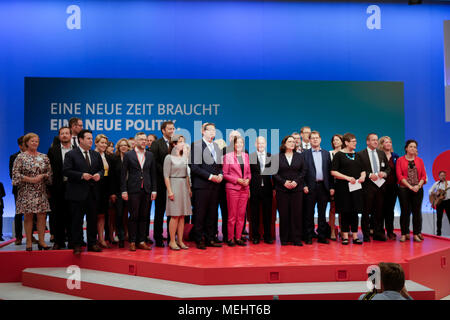 Wiesbaden, Germania. Il 22 aprile 2018. La SPD leadership canta insieme alla fine della parte la convenzione. Andrea Nahles, il leader del gruppo parlamentare della SPD nel Bundestag (Parlamento tedesco) è stato eletto nuovo presidente della SPD (partito socialdemocratico tedesco). Credito: Michael Debets/Alamy Live News Credito: Michael Debets/Alamy Live News Foto Stock