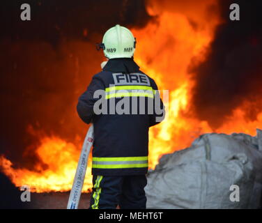 Kashar, Tirana-Albania, 22 aprile 2018. Un enorme fuoco brucia completamente una società di riciclaggio in Kashar, 10 fire-unità già sulla scena lottando per estinguere le fiamme. Non leda o incidenti mortali sono riportati Credito: Antonio Cakshiri/Alamy Live News Foto Stock