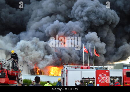 Kashar, Tirana-Albania, 22 aprile 2018. Un enorme fuoco brucia completamente una società di riciclaggio in Kashar, 10 fire-unità già sulla scena lottando per estinguere le fiamme. Non leda o incidenti mortali sono riportati Credito: Antonio Cakshiri/Alamy Live News Foto Stock