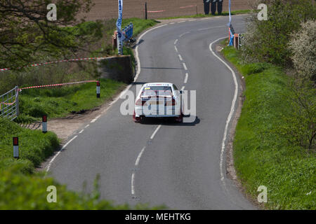 Tendring e Clacton, Inghilterra. Il 22 aprile, 2018. Il primo sempre chiuso Road rally che si terrà in Inghilterra spazia attraverso Tendring, Essex. Il trailblazing Corbeau sedi rally vede 120 concorrenti sfidarsi attraverso cinque fasi speciali. Circa 10.000 spettatori fare il tifo per i piloti. Stephanie Humphries/Alamy Live News Foto Stock