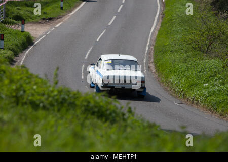 Tendring e Clacton, Inghilterra. Il 22 aprile, 2018. Il primo sempre chiuso Road rally che si terrà in Inghilterra spazia attraverso Tendring, Essex. Il trailblazing Corbeau sedi rally vede 120 concorrenti sfidarsi attraverso cinque fasi speciali. Circa 10.000 spettatori fare il tifo per i piloti. Stephanie Humphries/Alamy Live News Foto Stock