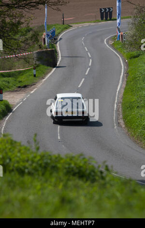 Tendring e Clacton, Inghilterra. Il 22 aprile, 2018. Il primo sempre chiuso Road rally che si terrà in Inghilterra spazia attraverso Tendring, Essex. Il trailblazing Corbeau sedi rally vede 120 concorrenti sfidarsi attraverso cinque fasi speciali. Circa 10.000 spettatori fare il tifo per i piloti. Stephanie Humphries/Alamy Live News Foto Stock