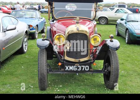 Bicester, Oxfordshire, Regno Unito. 22.04.2018. Domenica Scramble 'Drive giorno' a Bicester patrimonio che è una storica ex base RAF visualizzando i veicoli classici che comprendeva automobili, autocarri, motociclette, biciclette velivoli e motori fire. Credito: Michelle ponti/Alamy Live News. Foto Stock