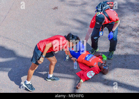 Londra, UK, 22 aprile 2018. I medici e i medici sono state cercando di aiutare cool Mo Farah che ha terminato terzo alla maratona di Londra in un nuovo record britannico durante il 2018 denaro Virgin London marathon di domenica, 22 aprile 2018. Londra, Inghilterra. Credito: Taka G Wu Credito: Taka Wu/Alamy Live News Foto Stock