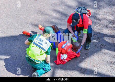 Londra, UK, 22 aprile 2018. I medici e i medici sono state cercando di aiutare cool Mo Farah che ha terminato terzo alla maratona di Londra in un nuovo record britannico durante il 2018 denaro Virgin London marathon di domenica, 22 aprile 2018. Londra, Inghilterra. Credito: Taka G Wu Credito: Taka Wu/Alamy Live News Foto Stock