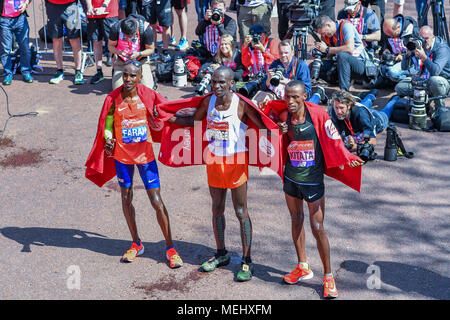 Londra, UK, 22 aprile 2018. Eliud Kipchoge (KEN), Tola Shura Kitaka (ETH) e Mo Farah (GBR) posa foto per media dopo aver completato la corsa durante il 2018 denaro Virgin London marathon di domenica, 22 aprile 2018. Londra, Inghilterra. Credito: Taka G Wu Credito: Taka Wu/Alamy Live News Foto Stock