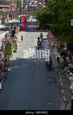 Londra, UK aprile 22nd, 2018 Scene della VIRGIN LONDON MARATHON a Lower Thames Street, nella città di Londra. Mo Farah, corre in terza e rompe il record britannico per la distanza. Credito: Motofoto/Alamy Live News Foto Stock